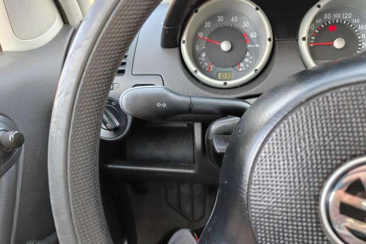 Gul VW Polo fra 2001