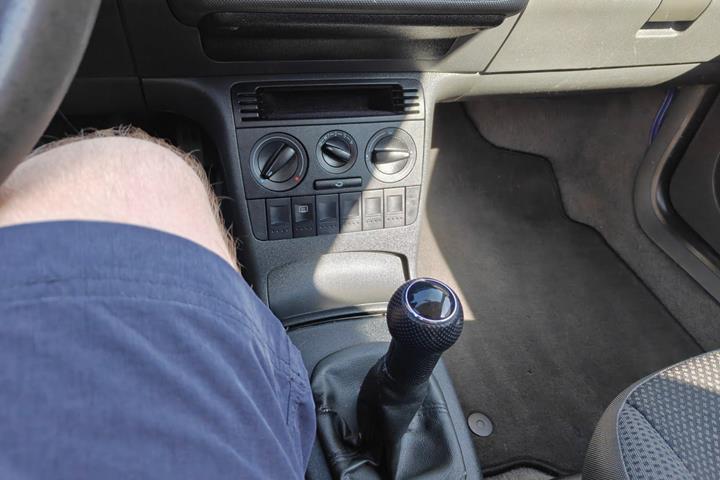 Gul VW Polo fra 2001