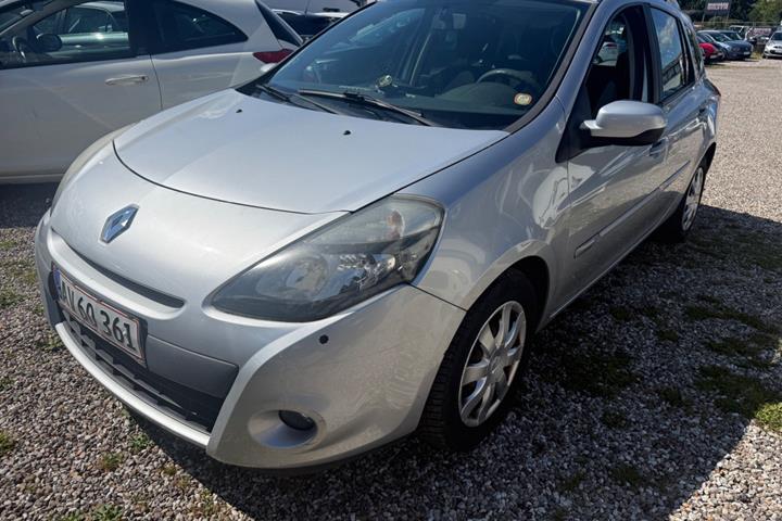 Sølv Renault Clio III fra 2012 set udefra