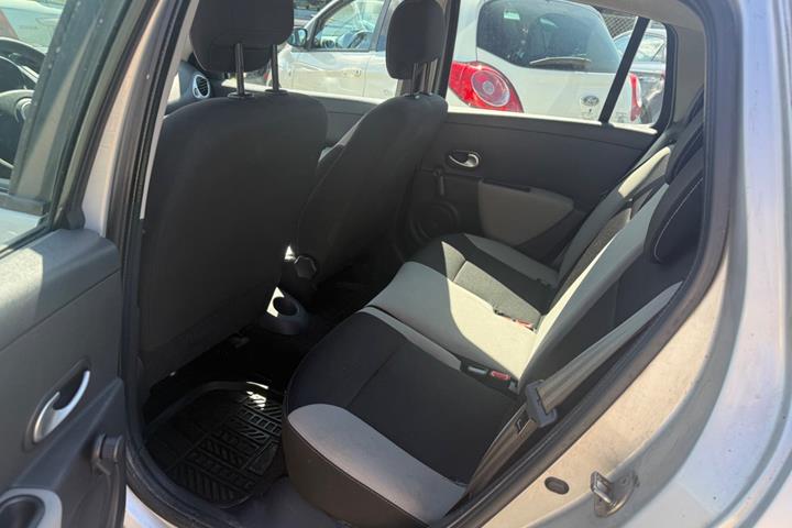 Sølv Renault Clio III fra 2012