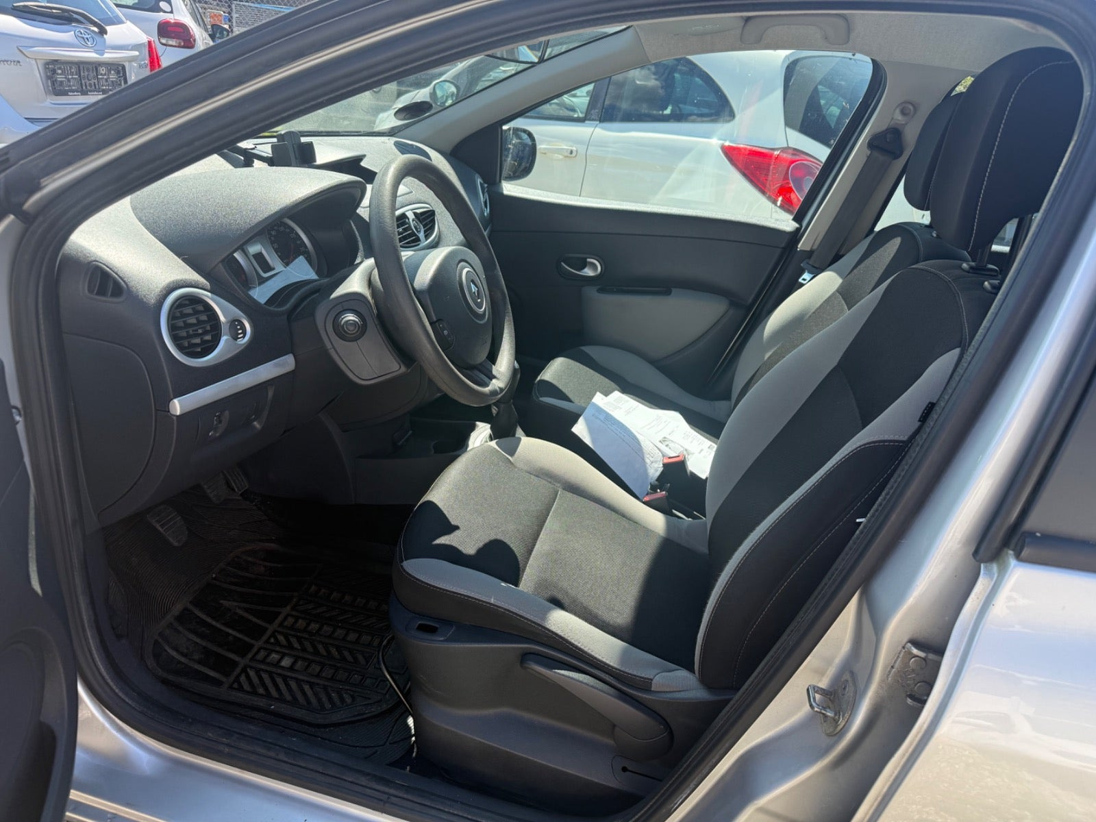 Sølv Renault Clio III fra 2012