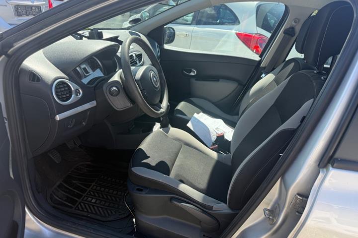 Sølv Renault Clio III fra 2012
