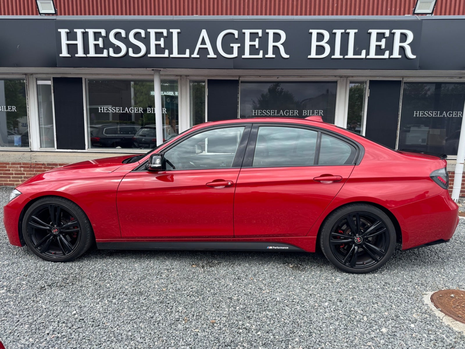 Rød BMW 328i fra 2014