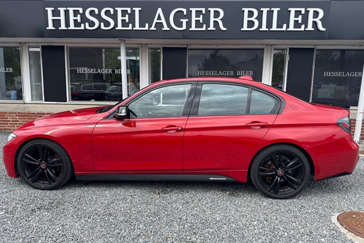 Rød BMW 328i fra 2014
