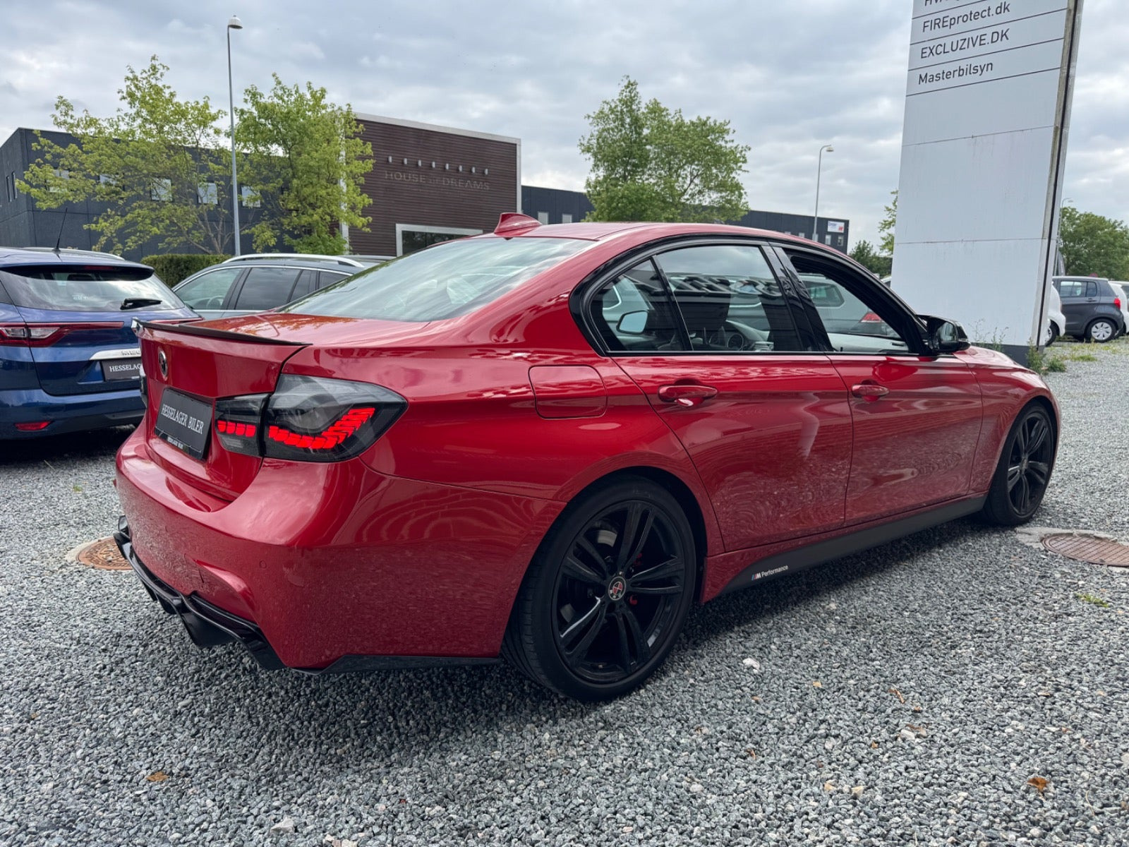 Rød BMW 328i fra 2014