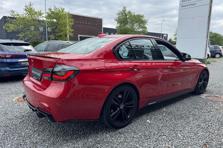 Rød BMW 328i fra 2014