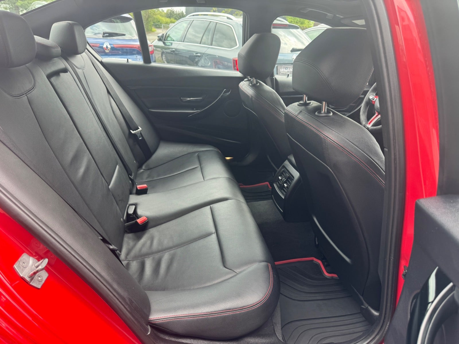 Rød BMW 328i fra 2014