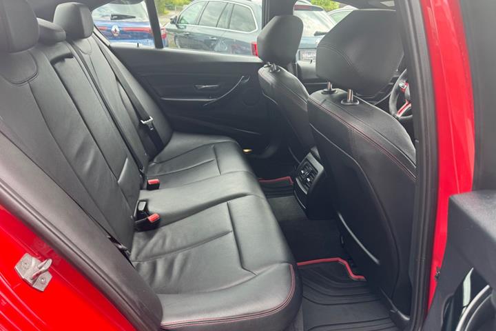 Rød BMW 328i fra 2014
