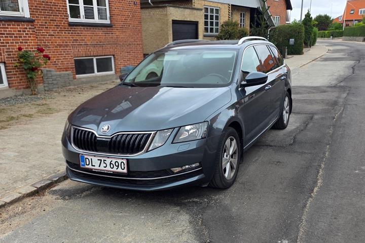 Grå Skoda Octavia fra 2020