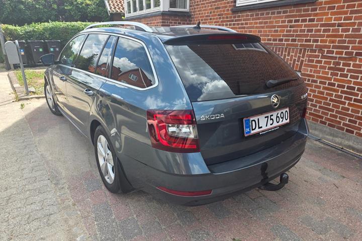 Grå Skoda Octavia fra 2020