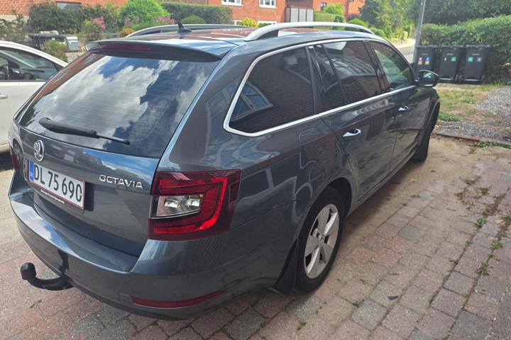 Grå Skoda Octavia fra 2020