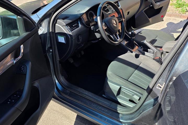 Grå Skoda Octavia fra 2020
