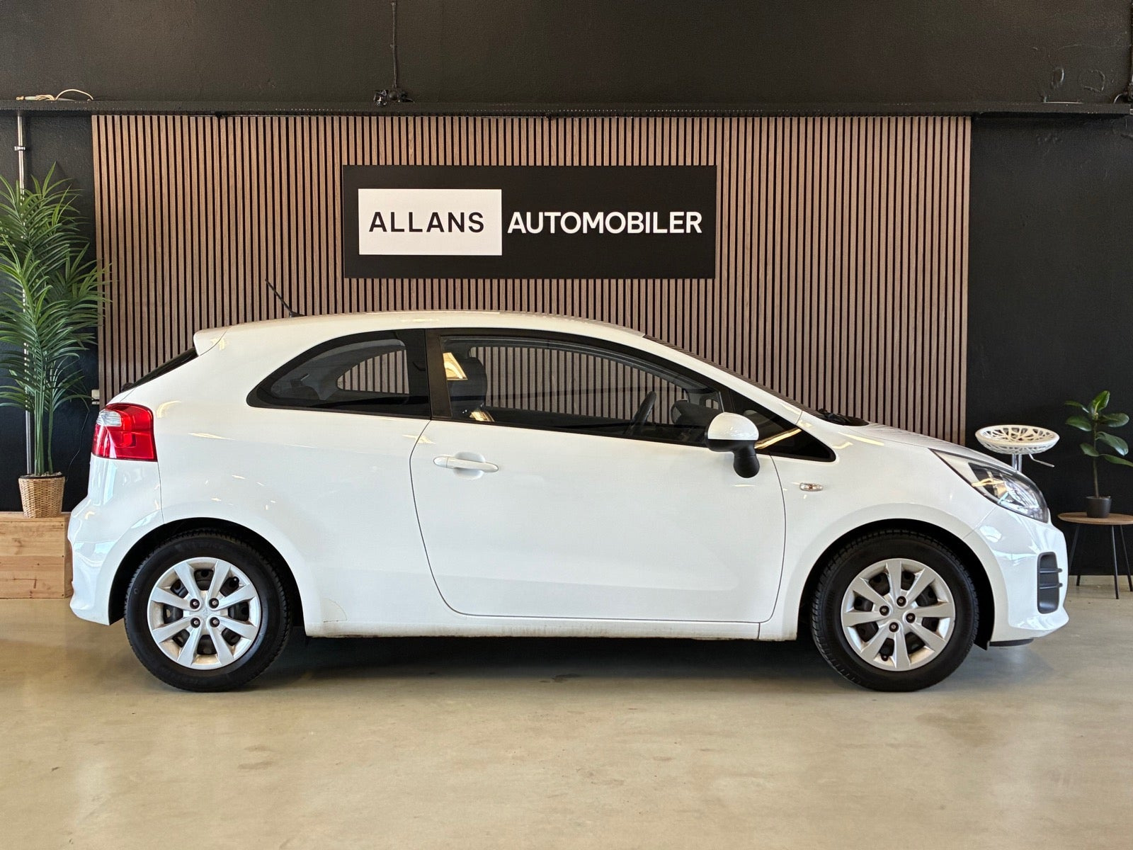 Hvid Kia Rio fra 2015