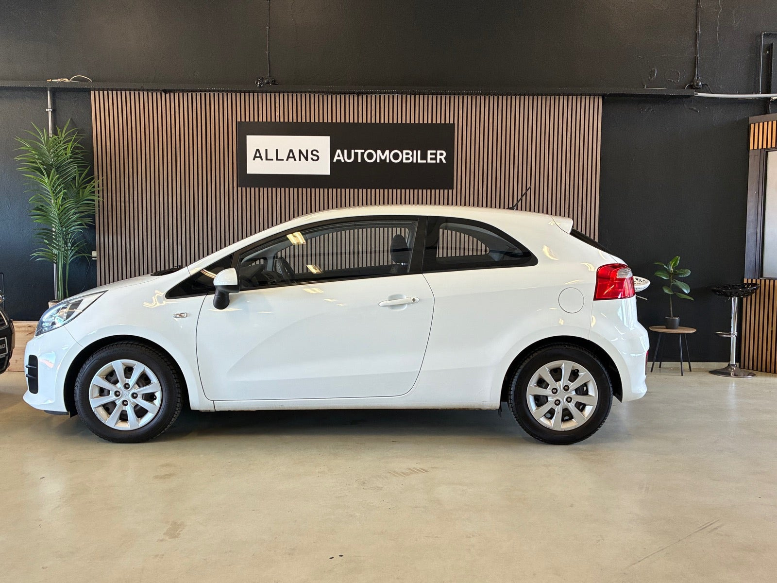 Hvid Kia Rio fra 2015