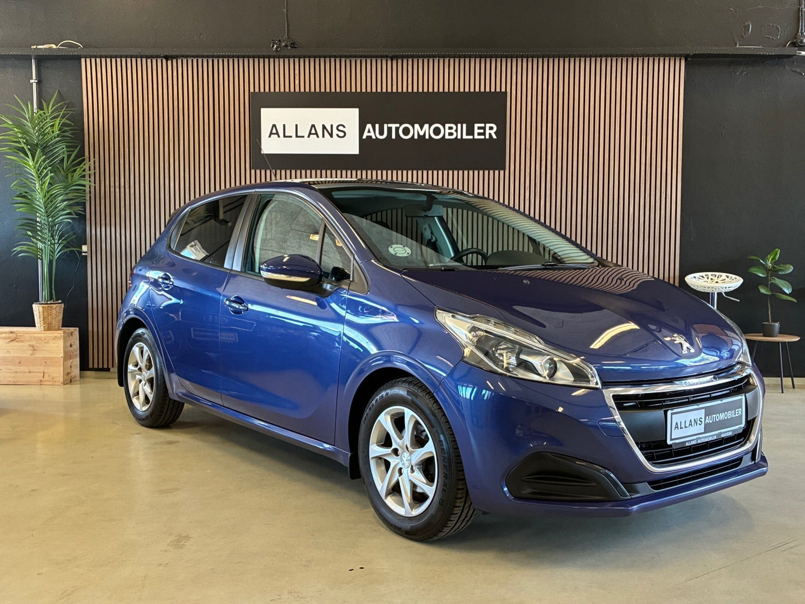 Blå Peugeot 208 fra 2016