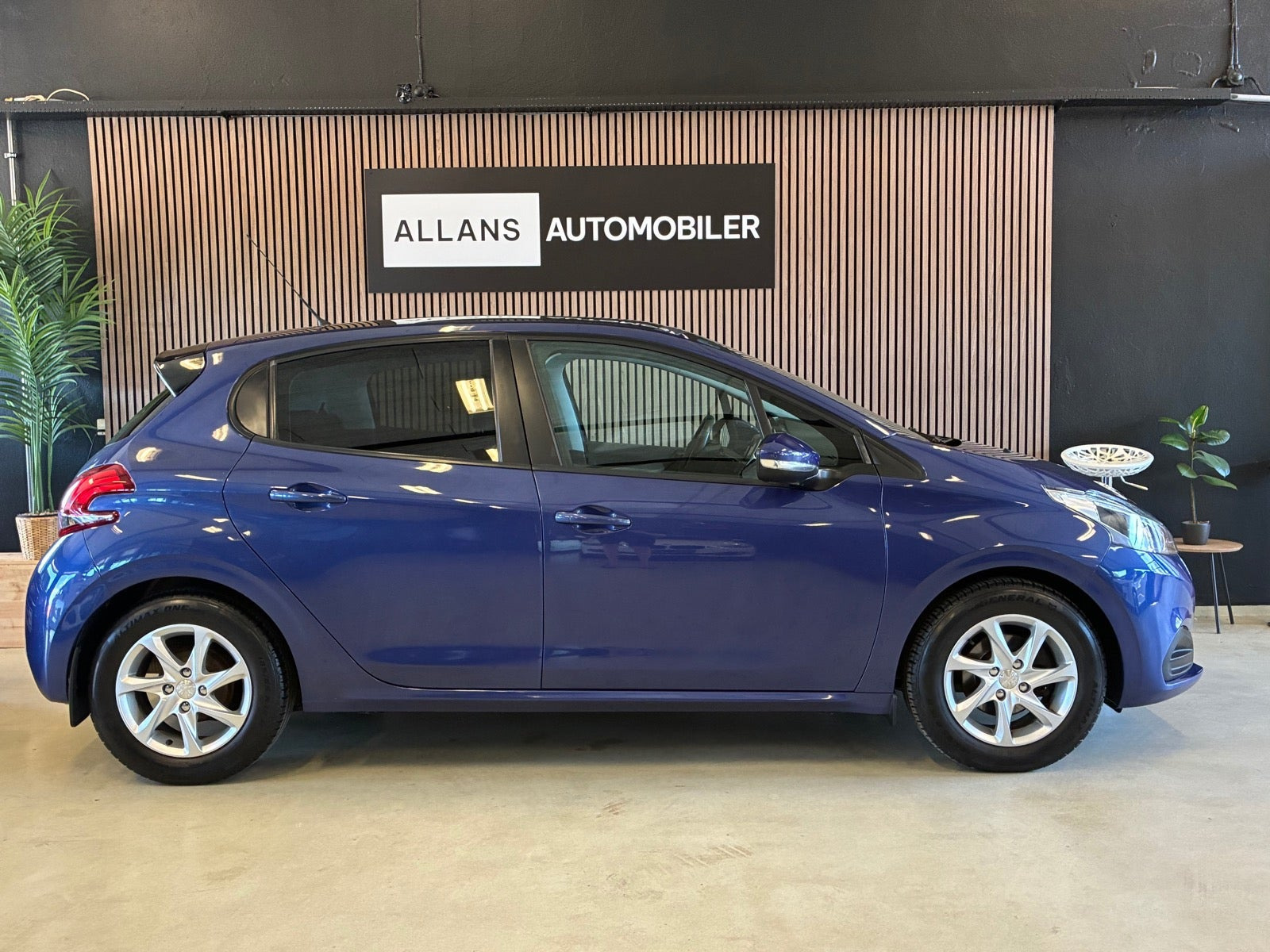 Blå Peugeot 208 fra 2016