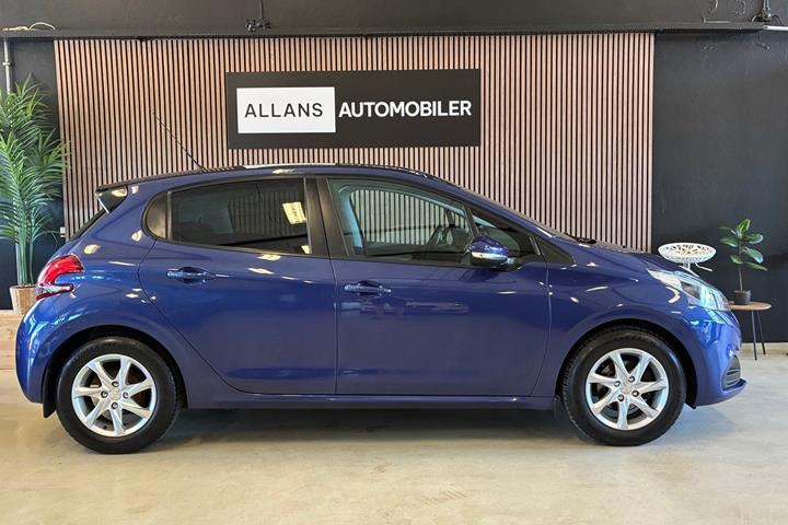 Blå Peugeot 208 fra 2016