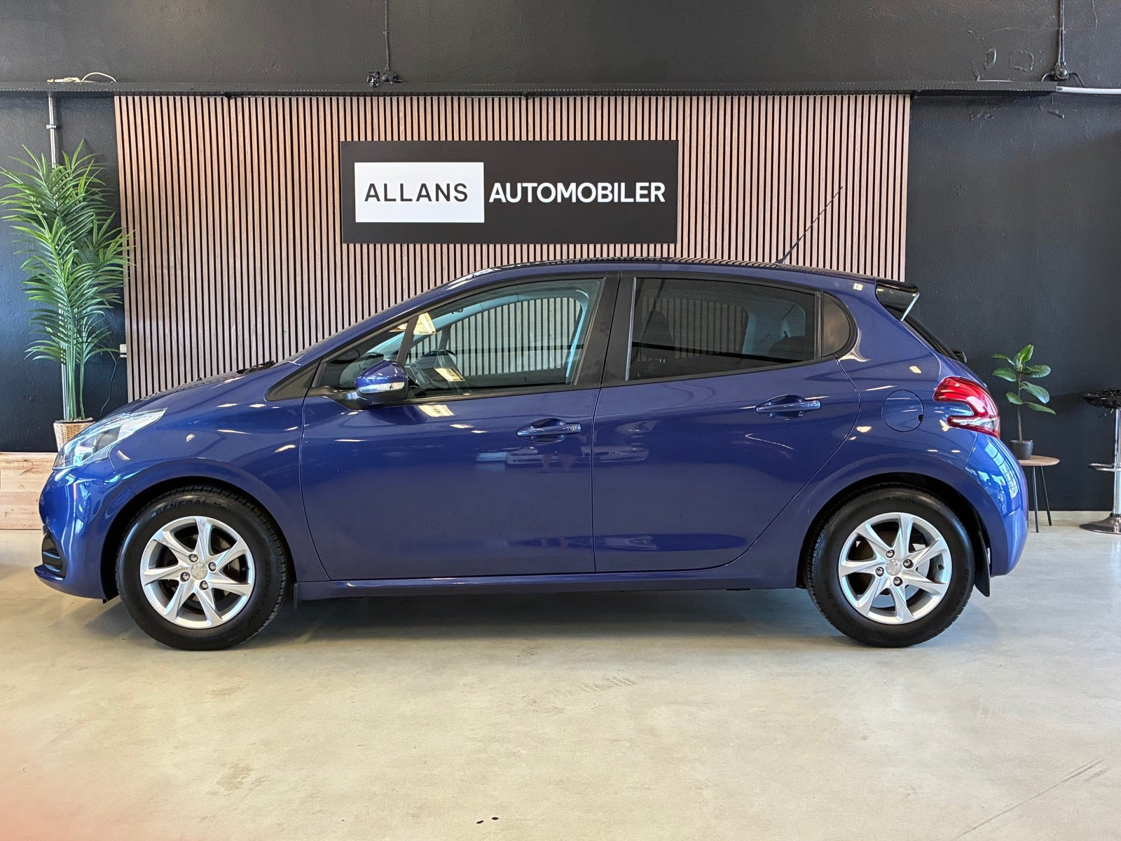 Blå Peugeot 208 fra 2016