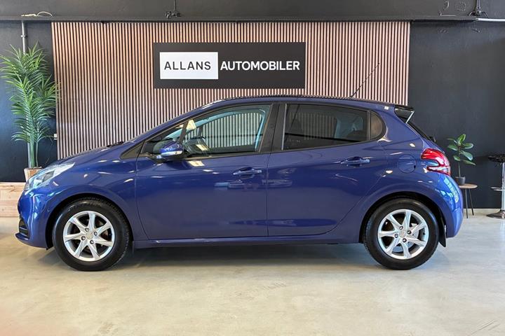 Blå Peugeot 208 fra 2016