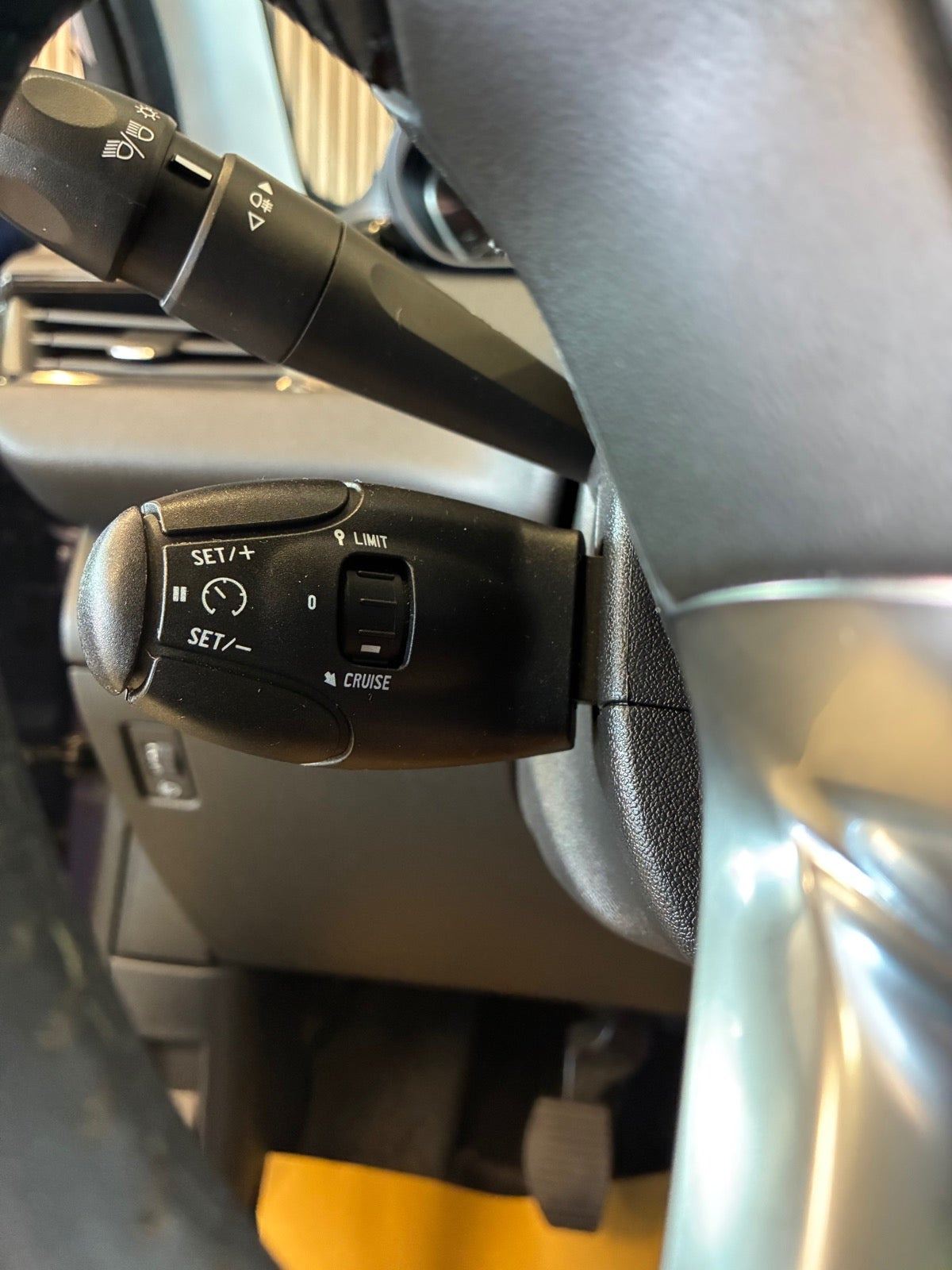 Blå Peugeot 208 fra 2016
