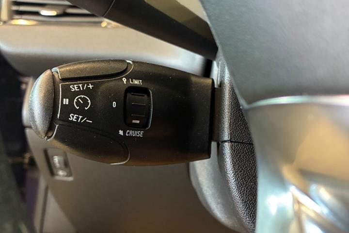 Blå Peugeot 208 fra 2016