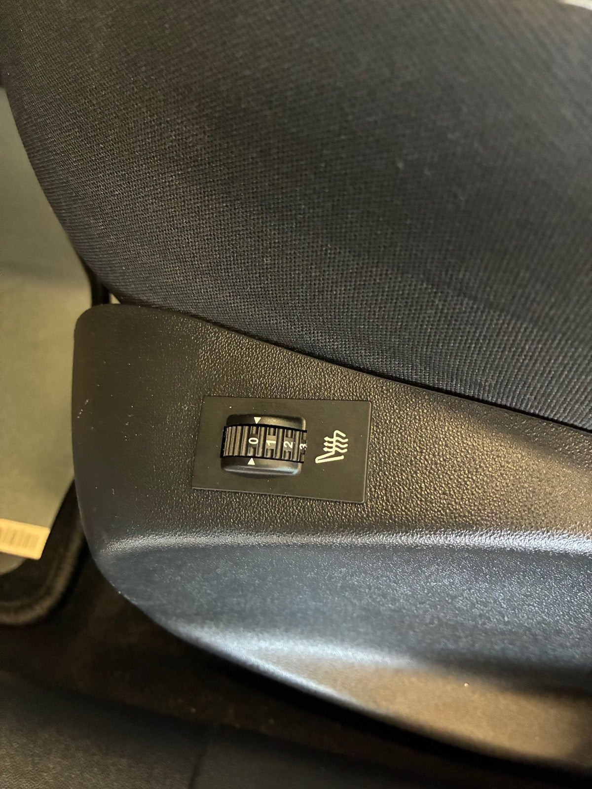 Blå Peugeot 208 fra 2016