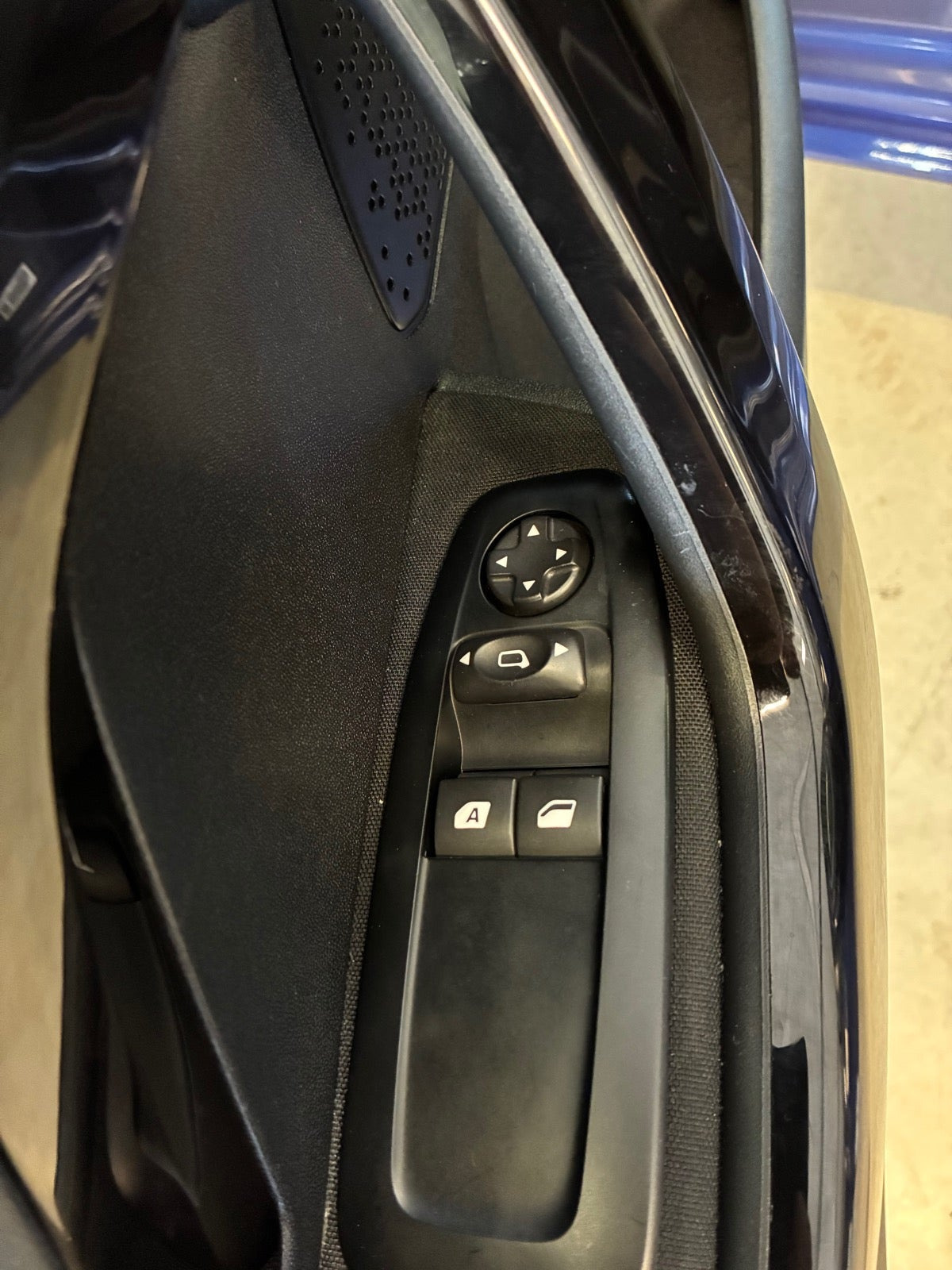 Blå Peugeot 208 fra 2016