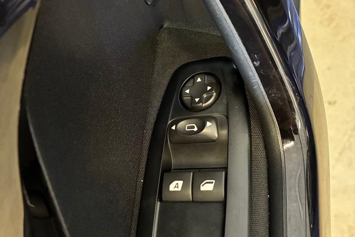 Blå Peugeot 208 fra 2016