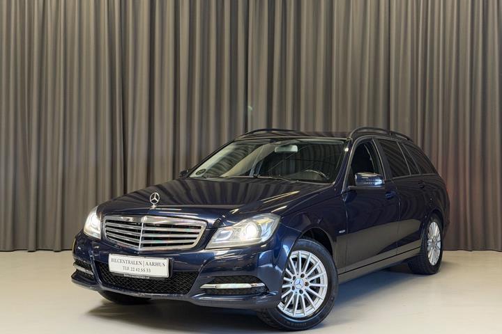 Blå Mercedes C200 fra 2011