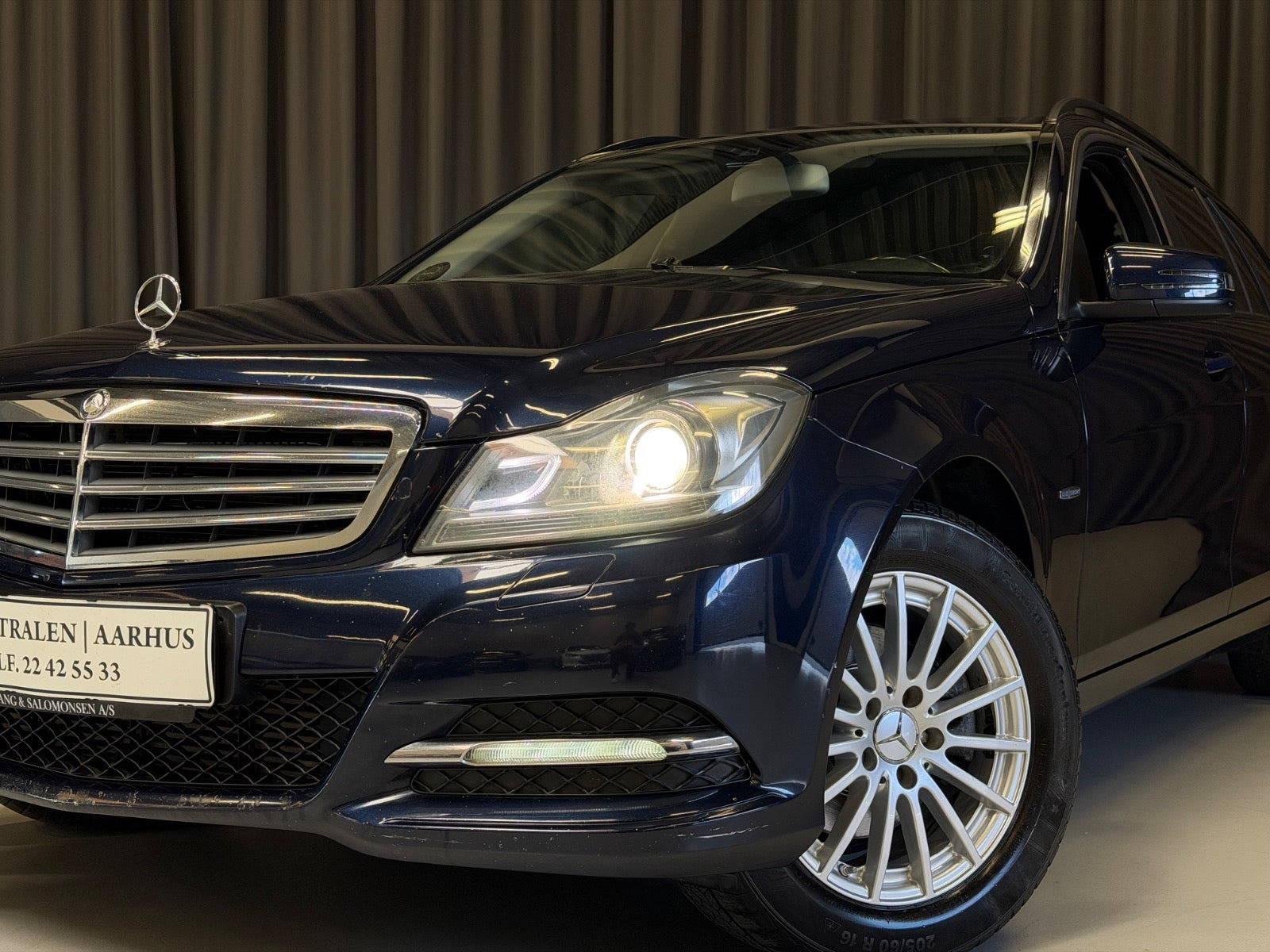 Blå Mercedes C200 fra 2011