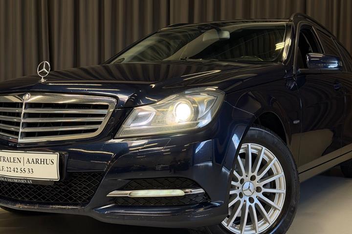 Blå Mercedes C200 fra 2011