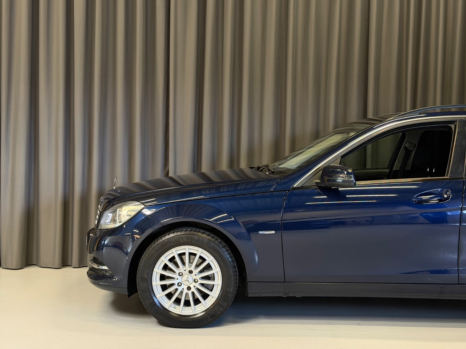 Blå Mercedes C200 fra 2011