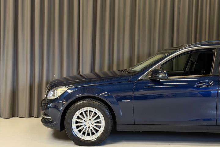Blå Mercedes C200 fra 2011