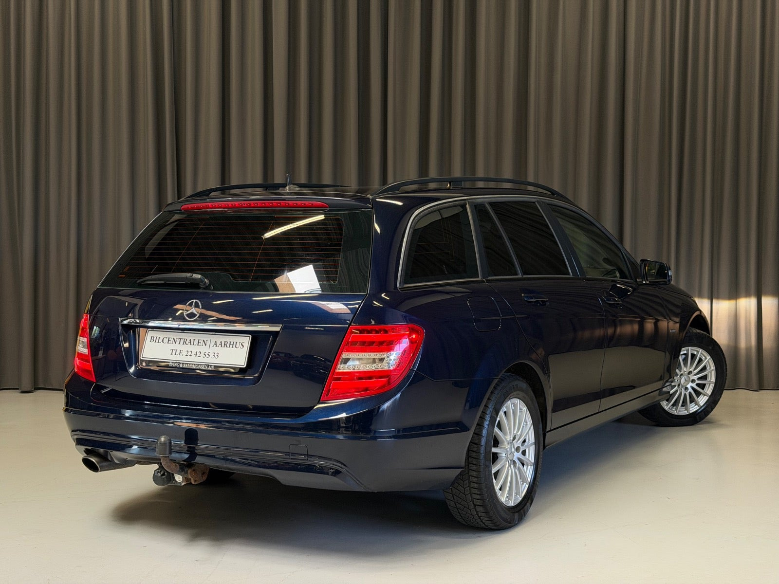 Blå Mercedes C200 fra 2011