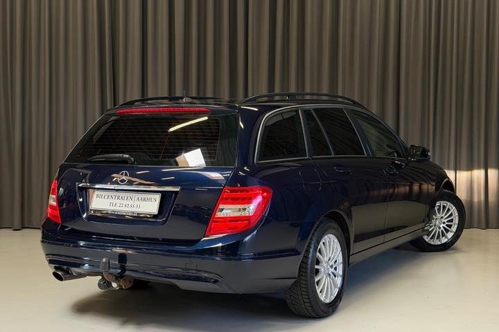 Blå Mercedes C200 fra 2011