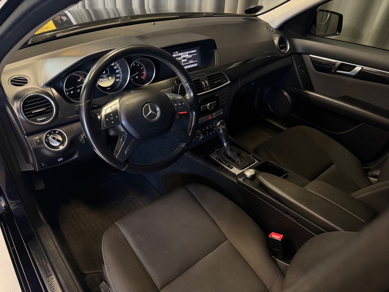 Blå Mercedes C200 fra 2011