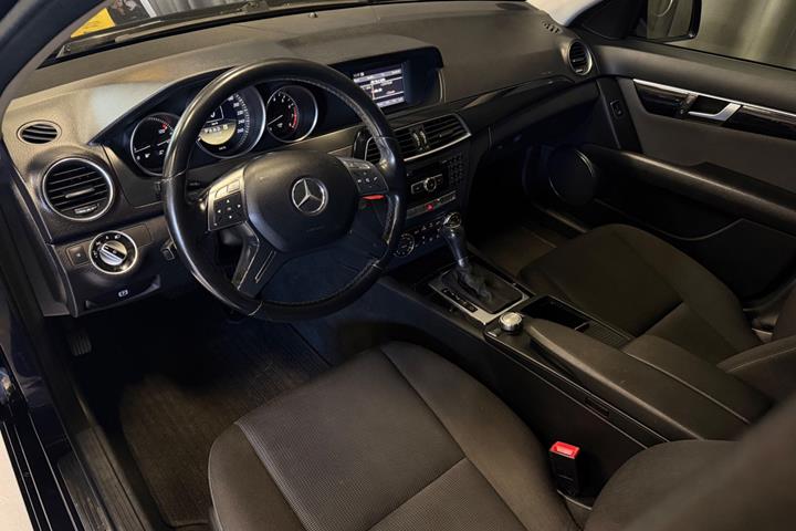 Blå Mercedes C200 fra 2011