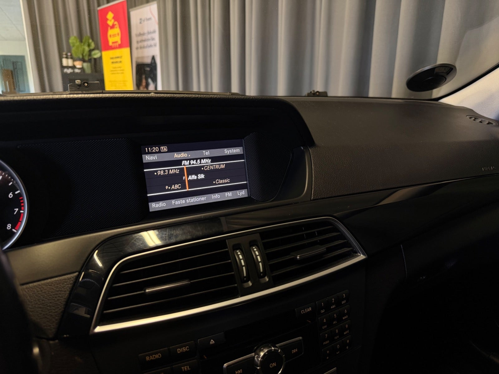 Blå Mercedes C200 fra 2011