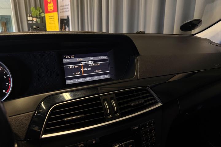 Blå Mercedes C200 fra 2011