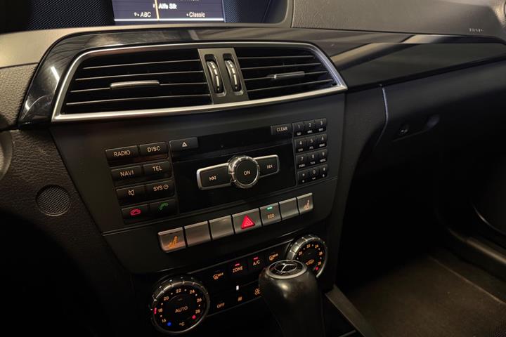Blå Mercedes C200 fra 2011