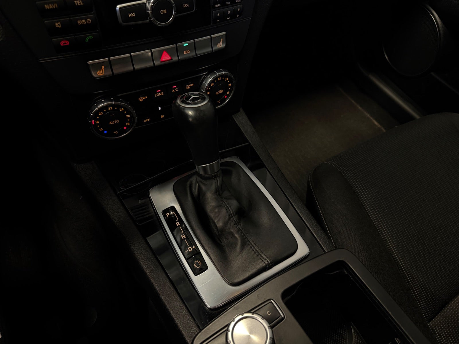 Blå Mercedes C200 fra 2011