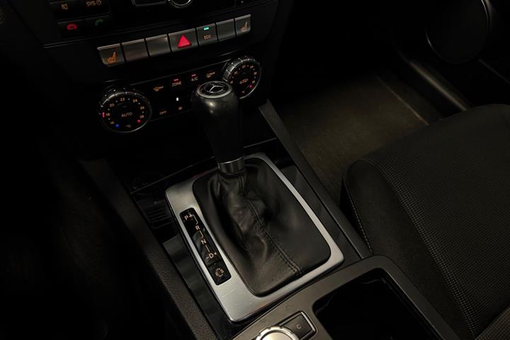 Blå Mercedes C200 fra 2011
