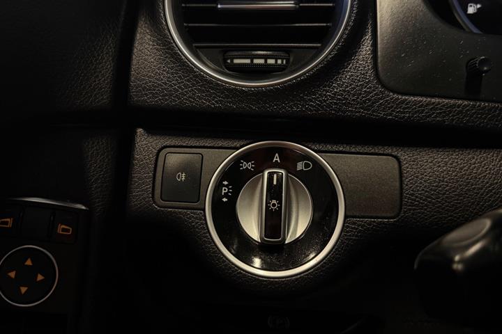 Blå Mercedes C200 fra 2011