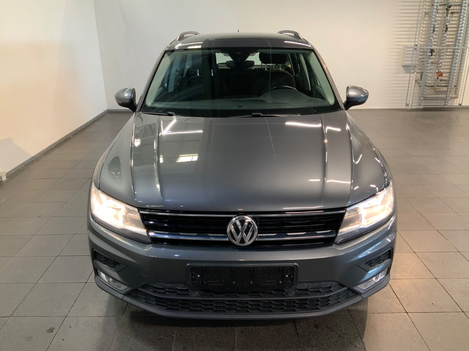 Grå VW Tiguan fra 2017