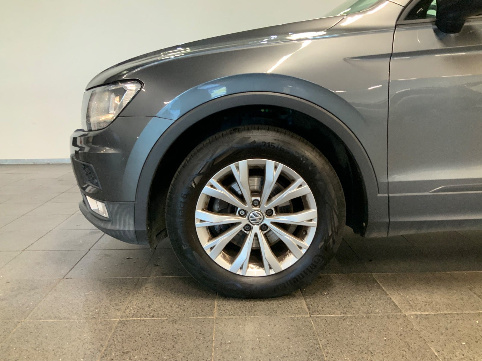 Grå VW Tiguan fra 2017