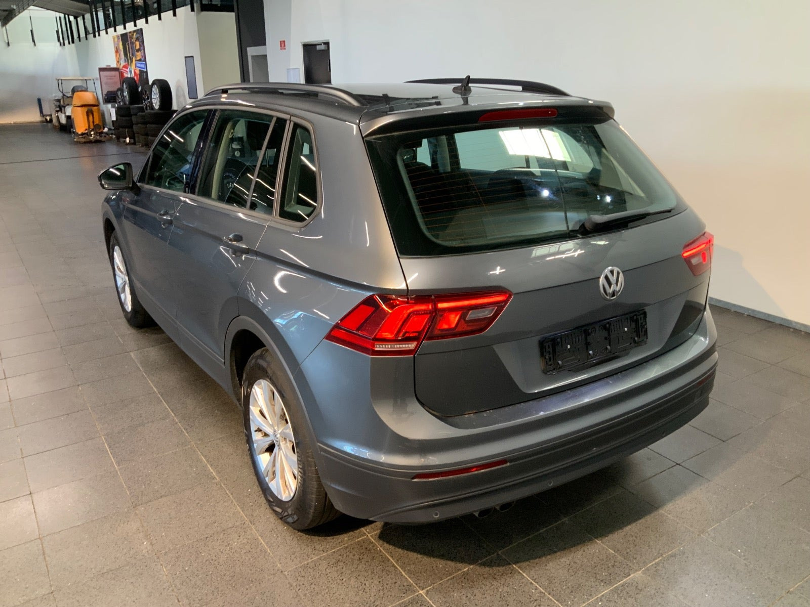 Grå VW Tiguan fra 2017