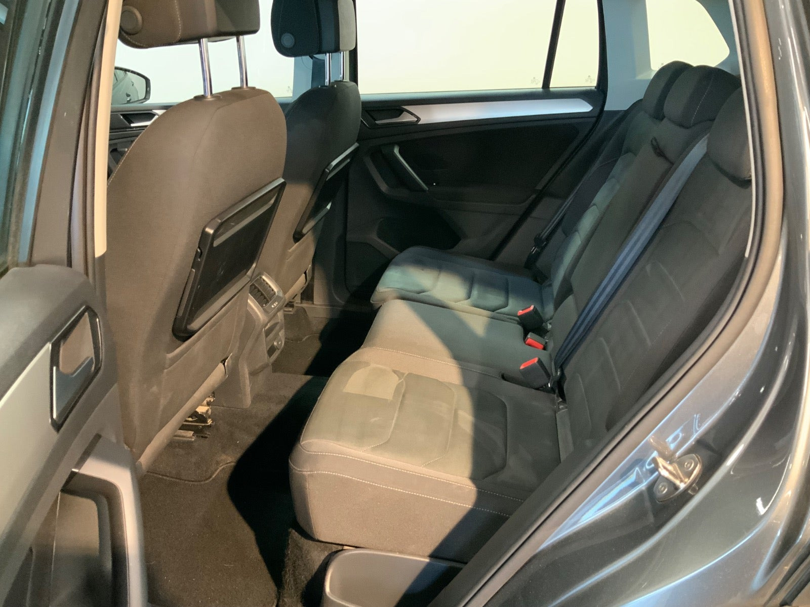 Grå VW Tiguan fra 2017