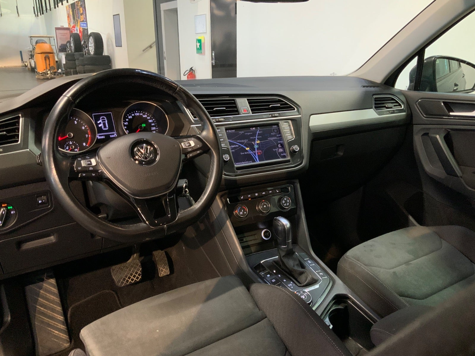 Grå VW Tiguan fra 2017