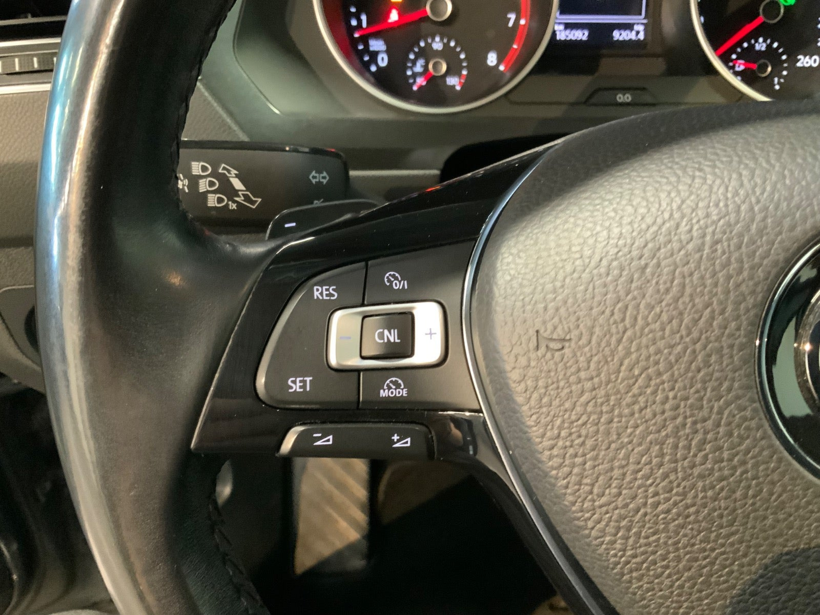 Grå VW Tiguan fra 2017