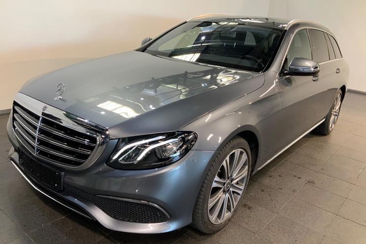 Grå Mercedes E400 fra 2017 set udefra
